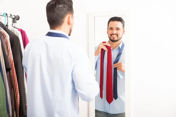 Мужчина одевается и выбирает галстук — стоковое фото