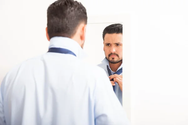 Uomo legare un nodo su una cravatta — Foto Stock