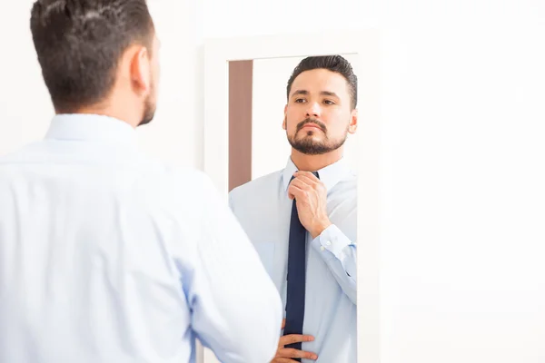 Hombre hispano atando un nudo —  Fotos de Stock