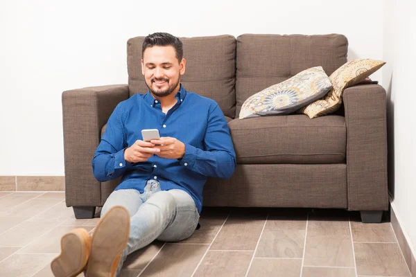 男人在家中休息和发短信 — 图库照片