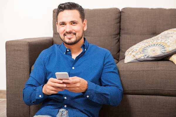 Homem fazendo algumas redes sociais — Fotografia de Stock