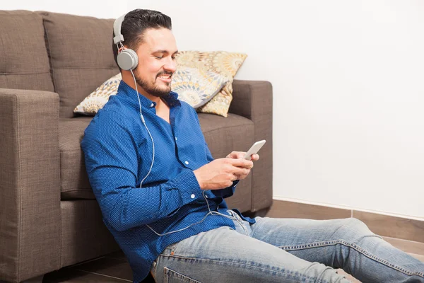 Man relaxing and listening to music — Stock Photo, Image