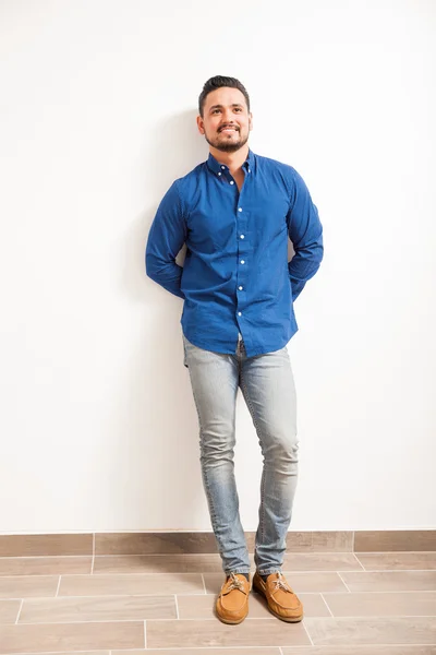 Hombre apoyado en una pared blanca — Foto de Stock