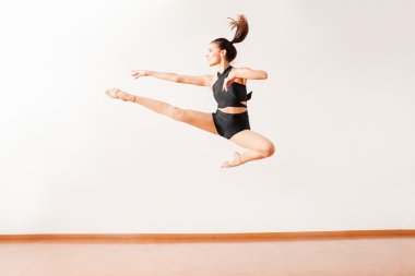  dansçı bir fantezi bacak bölünme yapıyor