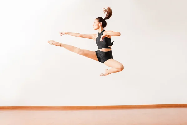 Dancer doing a fancy leg split — Stock Photo, Image