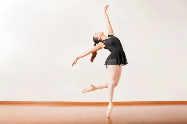 Ballerina in piedi sulle dita dei piedi — Foto Stock