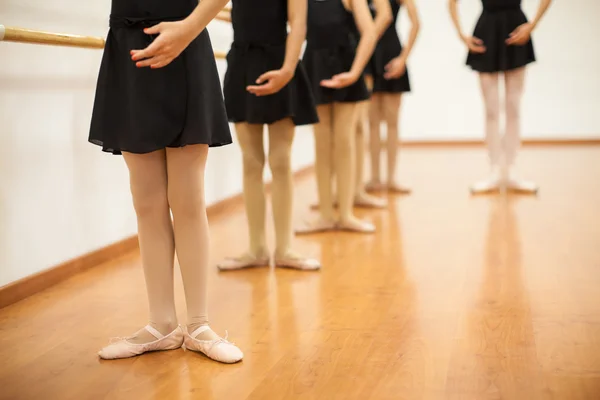 Εκμάθηση μπαλέτο κορίτσια — Φωτογραφία Αρχείου