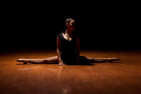 Bailarina haciendo una fractura de pierna — Foto de Stock