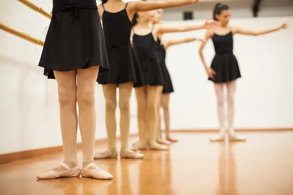 Niñas y su profesora de danza aprendiendo ballet —  Fotos de Stock