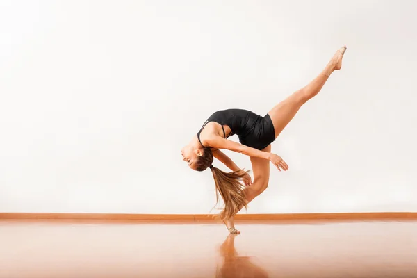 Woman showing some of her moves — Stock Photo, Image