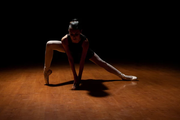 Bailarina de ballet femenina realizando — Foto de Stock