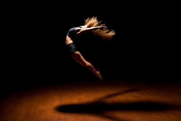Danseuse de jazz sautant lors d'une performance — Photo