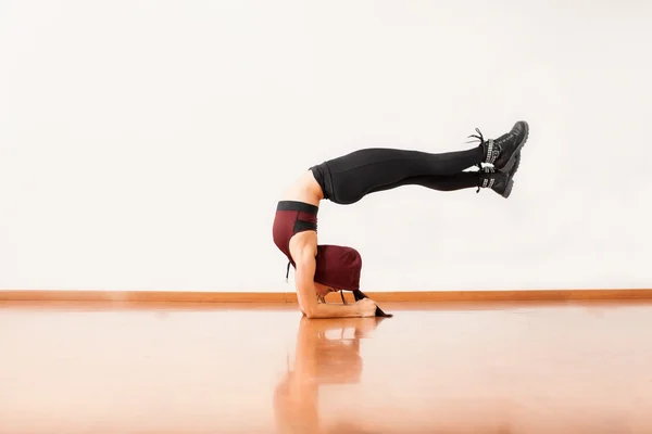 Tänzerin zeigt, wie stark sie ist — Stockfoto