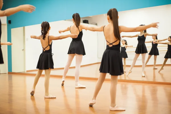 F niñas que participan en una clase de baile —  Fotos de Stock