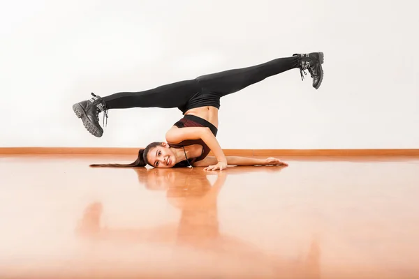 Dancer standing upside down — Stock Photo, Image