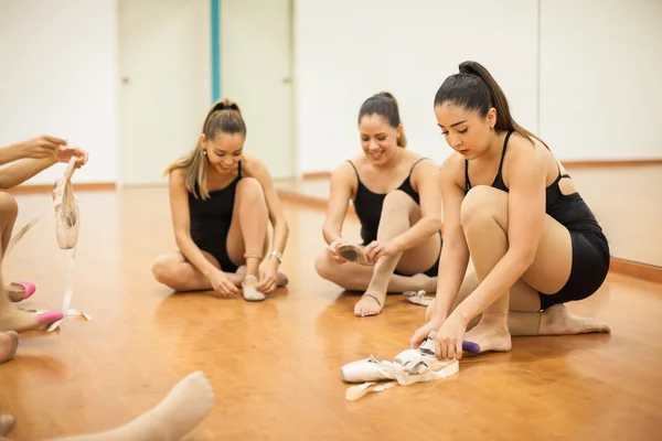 Mujeres sentadas en la pista de baile — Foto de Stock