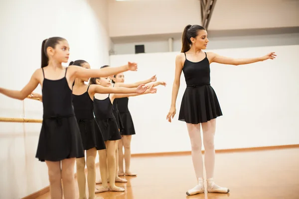 Dance instructor giving instructions — Stock Photo, Image