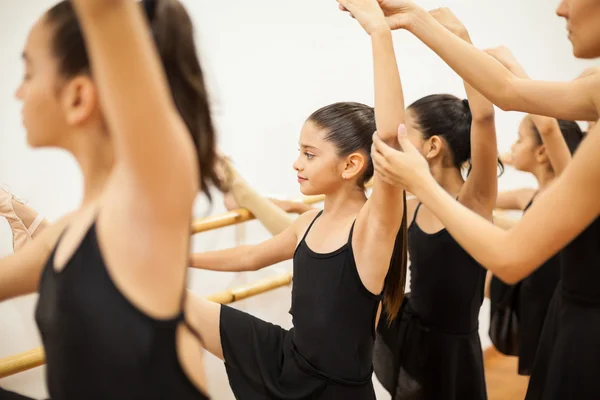 Schattig klein meisje in een ballet klas — Stockfoto