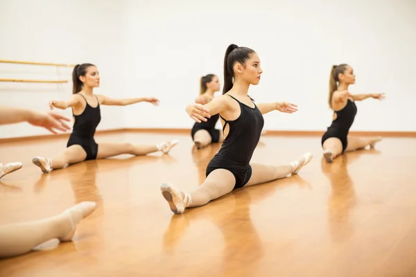 Donna facendo un po 'di stretching — Foto Stock