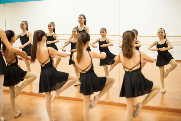 Lányok gyakorló néhány tánc mozog — Stock Fotó