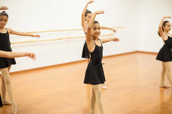 Flickor som deltar i en danslektion — Stockfoto
