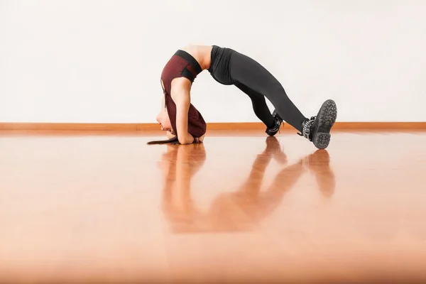 Dancer standing on her head — Stock Photo, Image