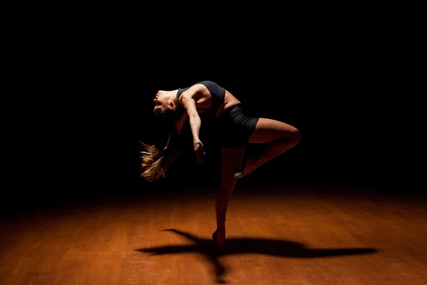Dançarina de jazz mostrando seus movimentos de dança — Fotografia de Stock