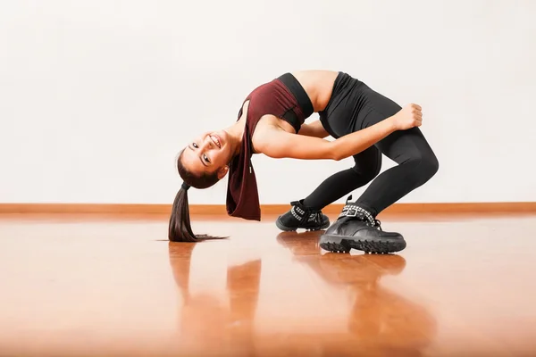 Flexible dancer bending backwards — Stock Photo, Image
