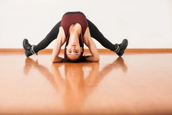 Danser overspannen van haar terug — Stockfoto