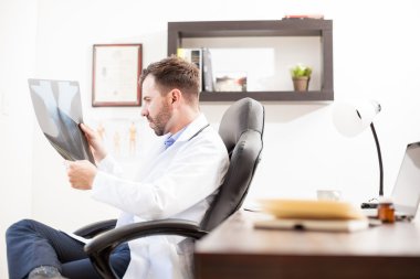 Doktor ofisinde oturuyor.