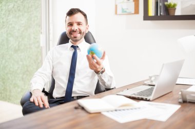  küçük bir küre tutan adam