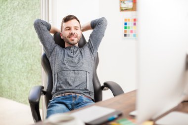  adam onun sandalyeye geri yaslanmış