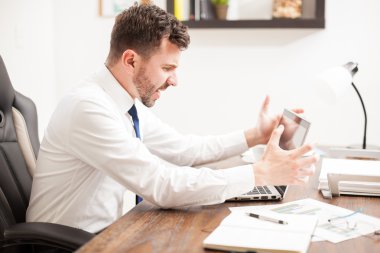 öfkeli businssman bağırıyor 