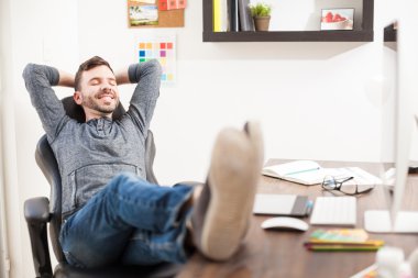 geri masasına yaslanmış Tasarımcısı