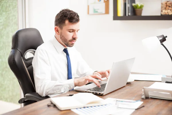 Anwalt tippt einige juristische Dokumente — Stockfoto