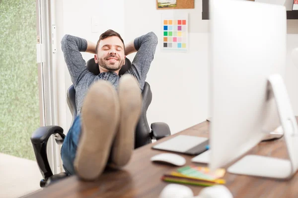 Homem com barba a fazer uma pausa — Fotografia de Stock