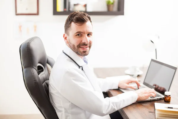 Médico fazendo algum trabalho — Fotografia de Stock