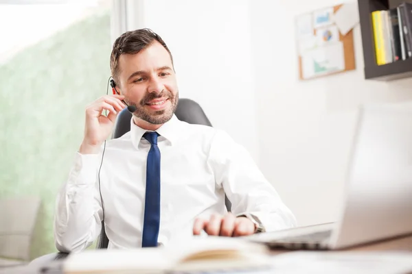 Vertriebsmitarbeiter im Gespräch — Stockfoto