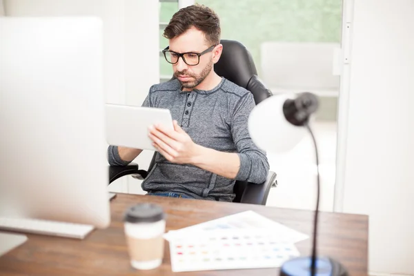 Man met een Tablet PC — Stockfoto