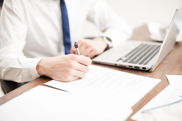 Empresario firmando un contrato — Foto de Stock