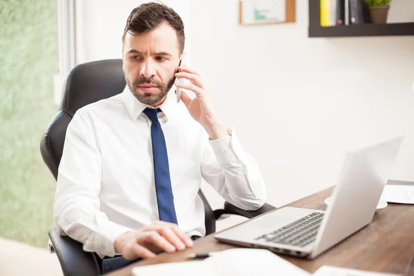 Businessman with a beard making a call — Stock Photo, Image