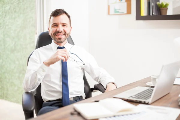 Attorney working on a laptop computer — Stock Photo, Image