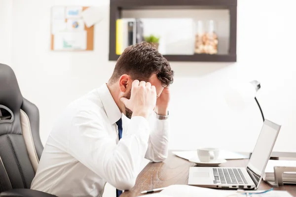 Businessman feeling overwhelmed — Stock Photo, Image
