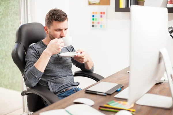 Mann mit Bart trinkt Kaffee — Stockfoto