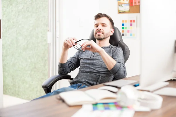 Homem sentado em sua mesa de escritório — Fotografia de Stock