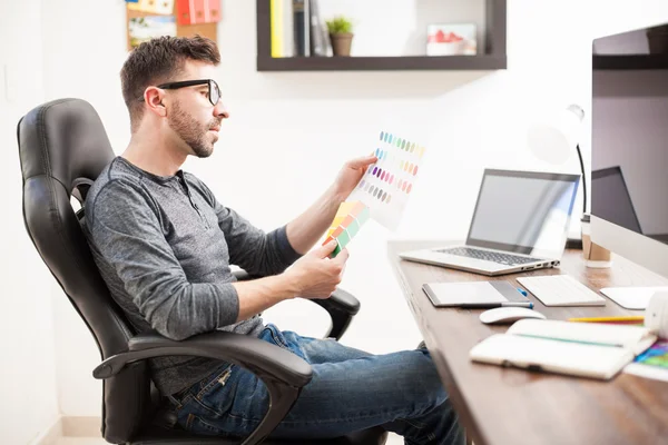 Ontwerper kijken naar enkele kleurstalen — Stockfoto