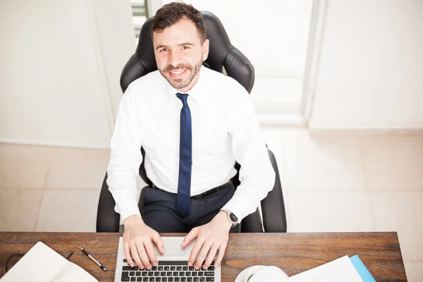 Businessman working on a laptop computer — Stock Photo, Image