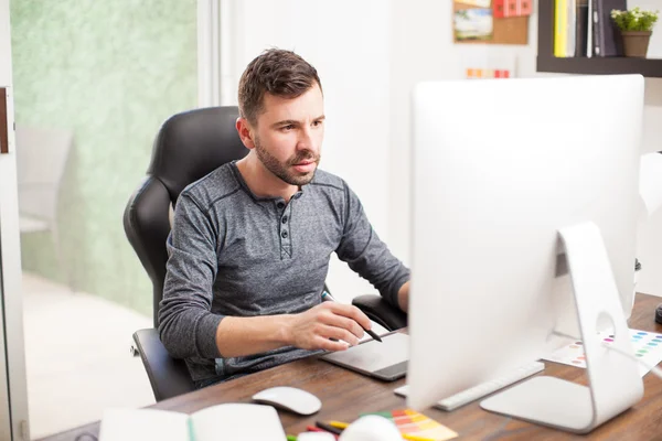 Designer trabalhando com um tablet gráfico — Fotografia de Stock