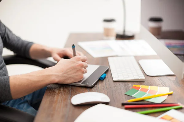 Designerin arbeitet mit Stift-Tablet — Stockfoto