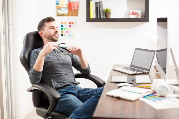 Man leunt terug op zijn stoel — Stockfoto